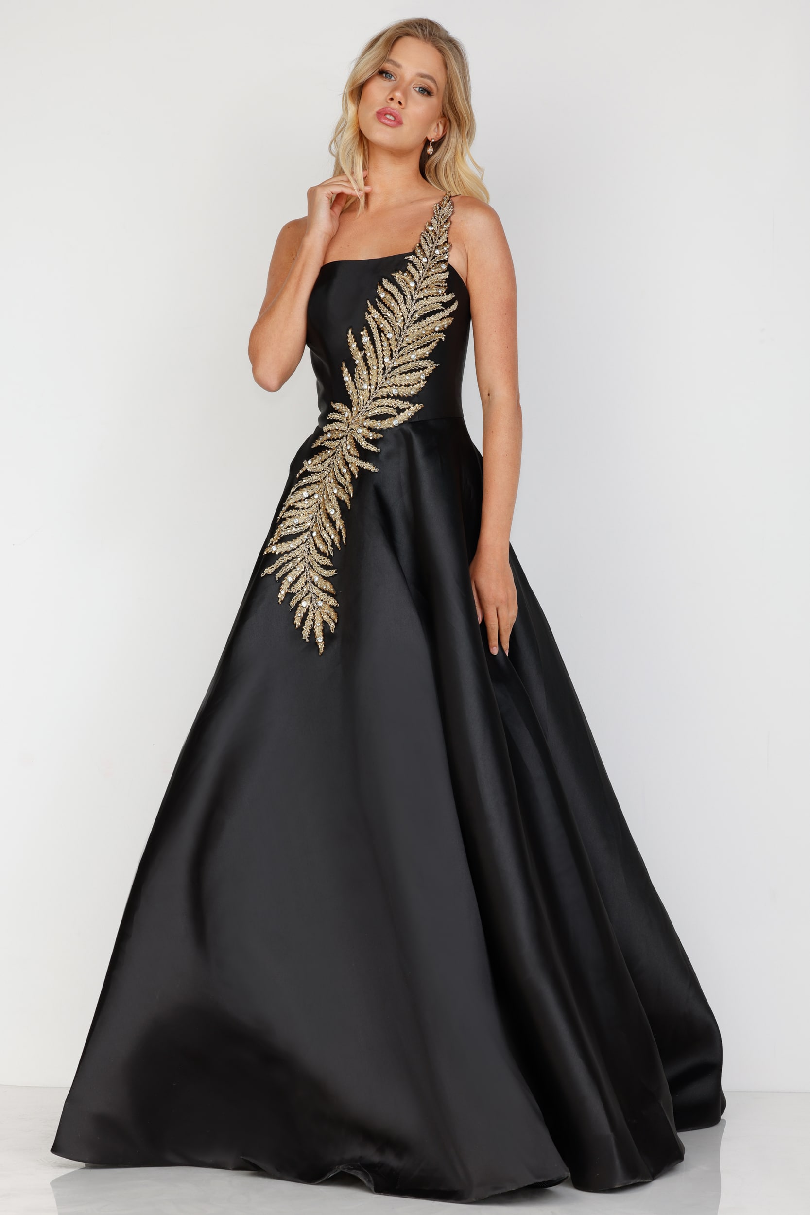 Frau in langem Abendkleid schwarz gold- Pretty Woman Erkelenz