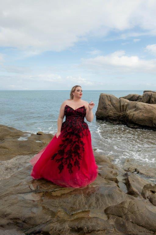 Frau am Meer in langem Abendkleid rot schwarz - Pretty Woman Erkelenz