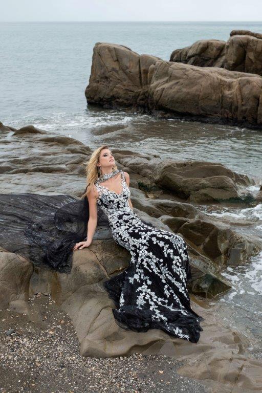 Frau am Meer in langem Abendkleid schwarz weiß - Pretty Woman Erkelenz