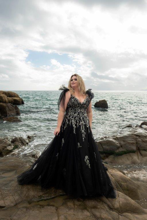 Frau am Meer in langem Abendkleid schwarz - Pretty Woman Erkelenz